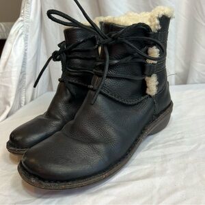 Ugg caspia black leather and shearling winter boots size 8